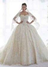 Gaun pengantin yang gebu dengan renda