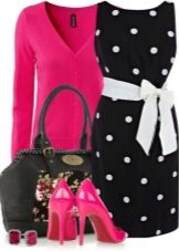 Černé šaty s puntíky a doplňky pro ženy barevného typu Bright Winter