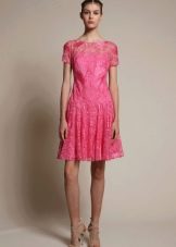 Růžová krajka áčkových šatů