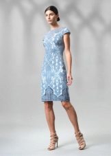 Světle modré krajkové pouzdrové šaty