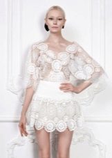 Gaun putih renda pendek
