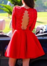  Czerwona sukienka babydoll z odkrytymi plecami