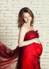 Raudona nėščiųjų suknelė