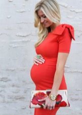 Červené těhotenské šaty
