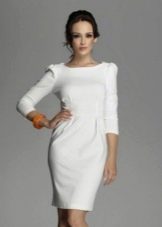 فستان أبيض بطول ثلاثة أرباع الأكمام