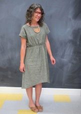 Jednostavna siva haljina srednje dužine