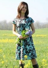 Vidutinio ilgio suknelė su gėlėmis