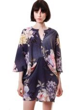 Pakaian kimono berwarna biru laut dengan cetakan bunga