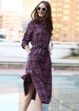 Checkered dress-shirt with a belt with a length below the knee and with slits on the sides