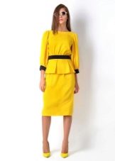 Jasnożółta sukienka midi z peplum