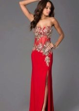 שמלה אדומה יפה עם מחוך