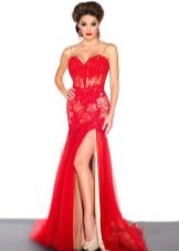 Graži raudona suknelė su korsetu