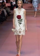 Bílé šaty s růžemi a perforací na spodní části Dolce Gabbana
