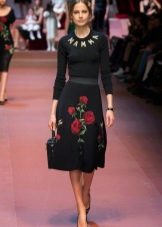 Dolce Gabbana itim na damit na may mga rosas