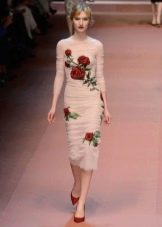 Pakaian merah jambu Dolce Gabbana dengan bunga mawar