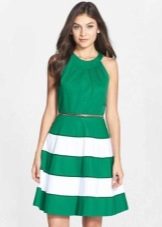 Pakaian hijau dengan skirt separuh matahari dan lubang lengan Amerika