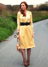 Жълта плетена рокля