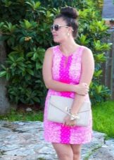 Gaun syif merah jambu pendek untuk montel