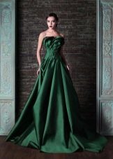 فستان أخضر مكشوف الأكتاف