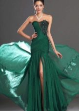 Langes grünes Kleid mit Schleppe