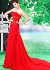Gaun merah panjang dengan kereta api