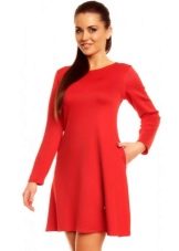 Червена рокля с а-силует