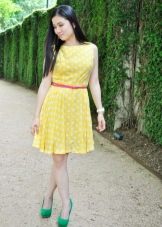 Жълта рокля на точки с гребенен колан