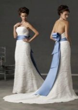 Сватбена рокля със син колан