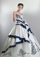 Vestuvinė suknelė su mėlyna apdaila