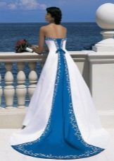 Brautkleid mit blauen Einsätzen