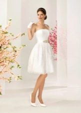 Дантелена сватбена рокля в стил Одри Хепбърн