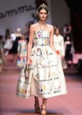 Vestido midi con estampados que recuerdan a los niños de Dolce & Gabbana