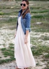 Long dress with a high waist in combination with a denim jacket