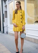 Escarpins noirs à une robe à carreaux jaune