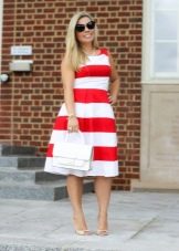 Des sandales blanches et un sac pour une robe avec une large bande blanche rouge