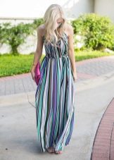 Długa szyfonowa sukienka w kolorowe paski