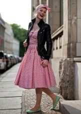 50-es évek stílusú ruha bőrdzsekivel párosítva