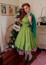 50-es évek stílusú ruha kardigánnal párosítva