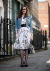 Kleid im Stil der 50er Jahre in Kombination mit Jeans