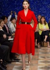 Áo dài đỏ thắt nơ kiểu cách tân tay dài, chân váy xòe.