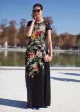 Čierne kvetinové dlhé neformálne šaty