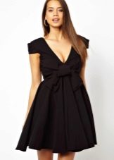 Schwarzes Kleid mit ausgestellter Brust