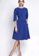 Von der Taille ausgestelltes blaues Kleid
