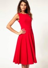 Raudona platėjanti suknelė