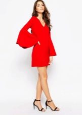 Udvidet rød kjole med udstrakte ærmer