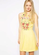 Sommer gul blusset kjole