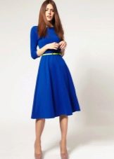 Blauwe uitlopende jurk met riem