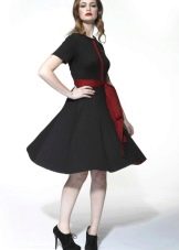 Kırmızı kemerli siyah kloş elbise
