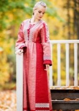 Modelo de túnica del vestido de verano ruso.