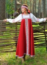 Наклонен модел на руския сарафан